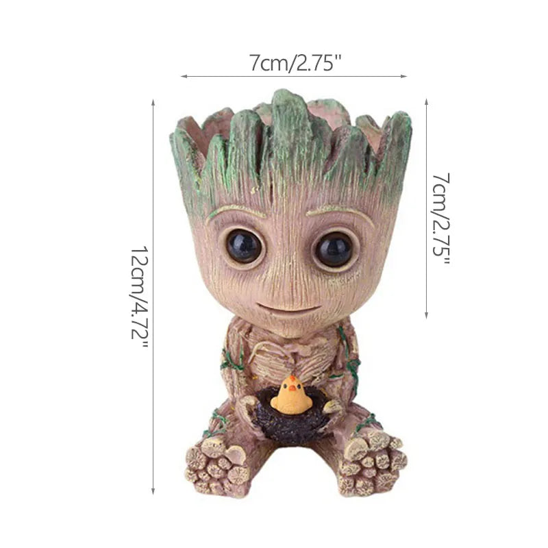 Maceta decorativa de resina en forma de personaje infantil con medidas y adorno de pollito, ideal para hogar moderno.