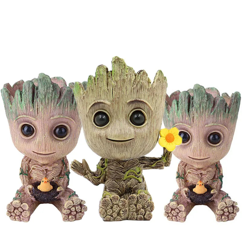 Maceteros en forma de personajes de árbol estilo Groot, ideales para decoración del hogar moderno.