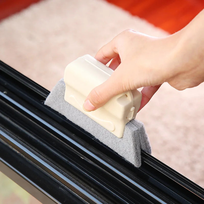Mano usando cepillo de limpieza para rieles de ventanas, accesorio de limpieza eficiente