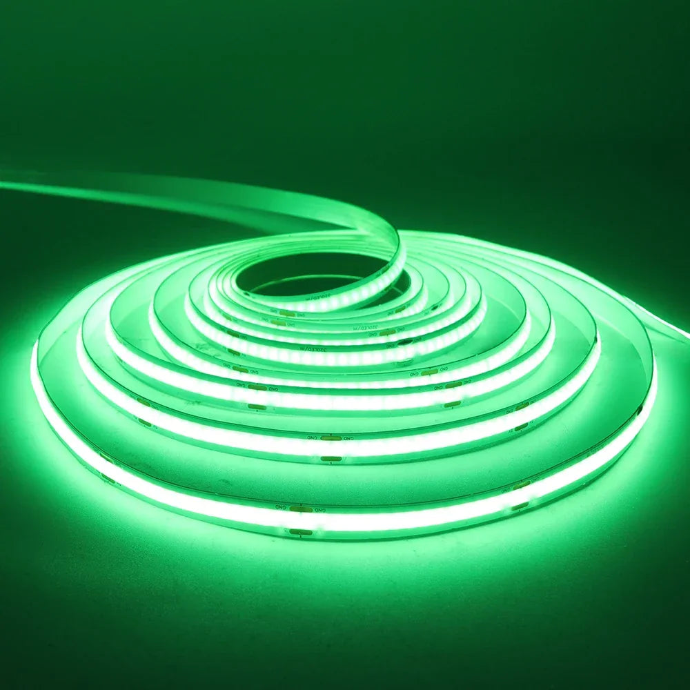 Tira de luces LED verde brillante enrollada, ideal para iluminación decorativa en el hogar.