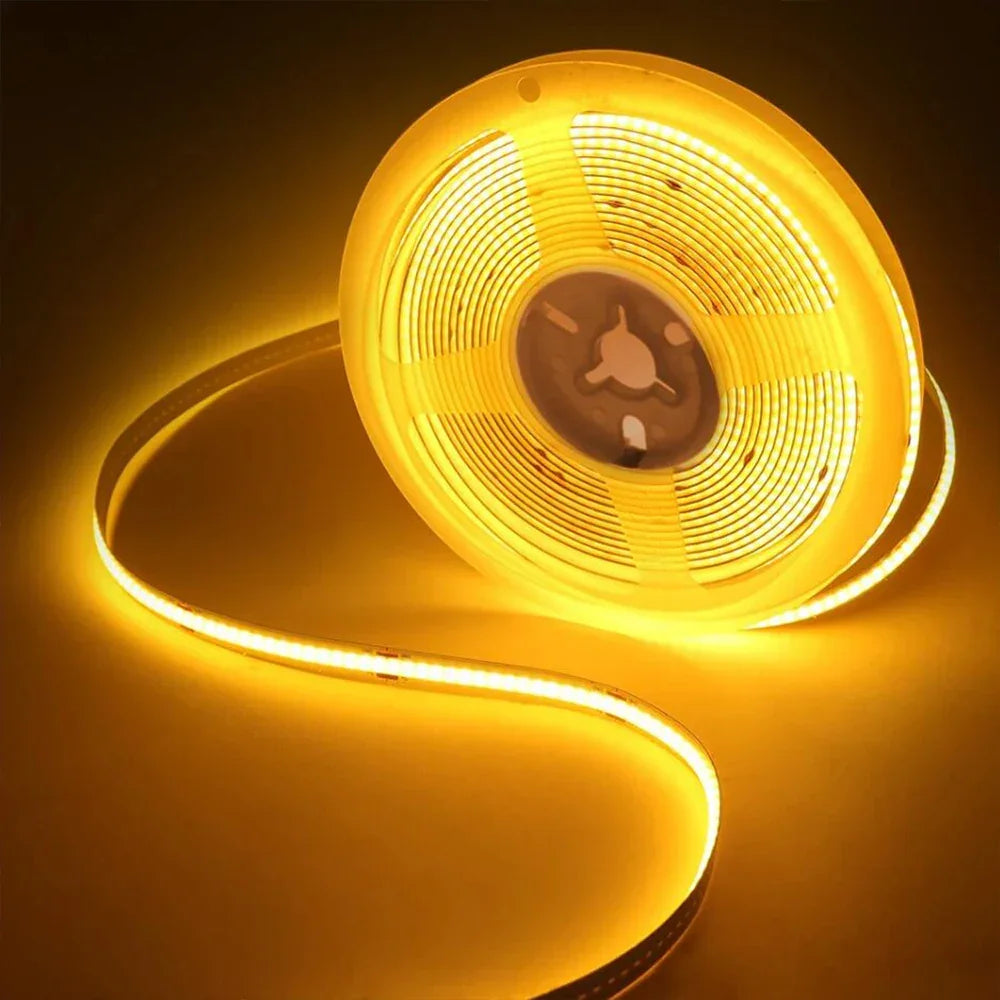 Tira LED amarilla enrollada, ideal para iluminación decorativa de interiores modernos
