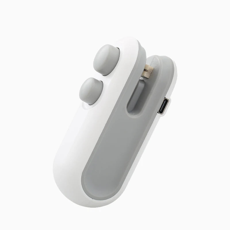 Mini gadget portátil blanco y gris con botones y puerto USB, accesorio moderno para el hogar.