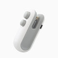 Mini gadget portátil blanco y gris con botones y puerto USB, accesorio moderno para el hogar.