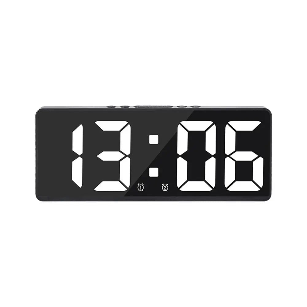 Reloj despertador digital con pantalla LED, diseño moderno y números grandes, color negro.
