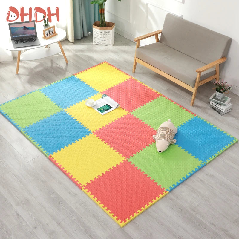 Alfombra de espuma multicolor para sala moderna, ideal para niños y decoración del hogar.