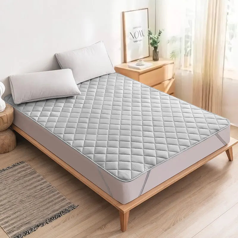Protector de colchón acolchado gris en dormitorio moderno, accesorios para el hogar