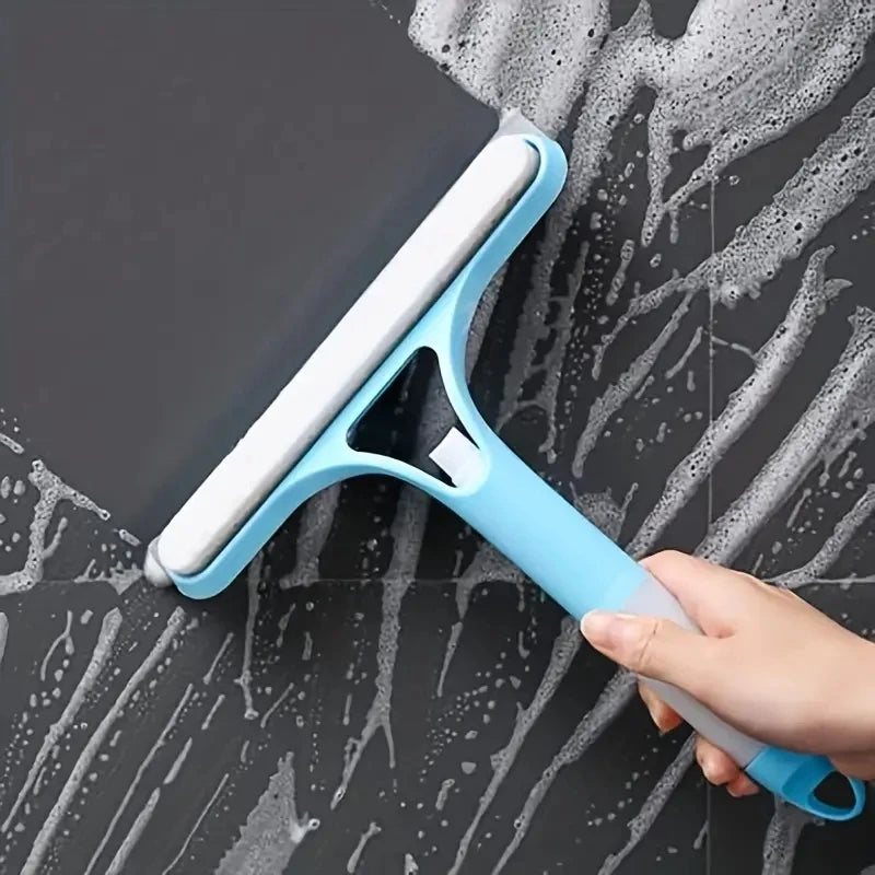 Limpiador de ventanas azul con mango, eliminando espuma de azulejo negro para limpieza eficiente