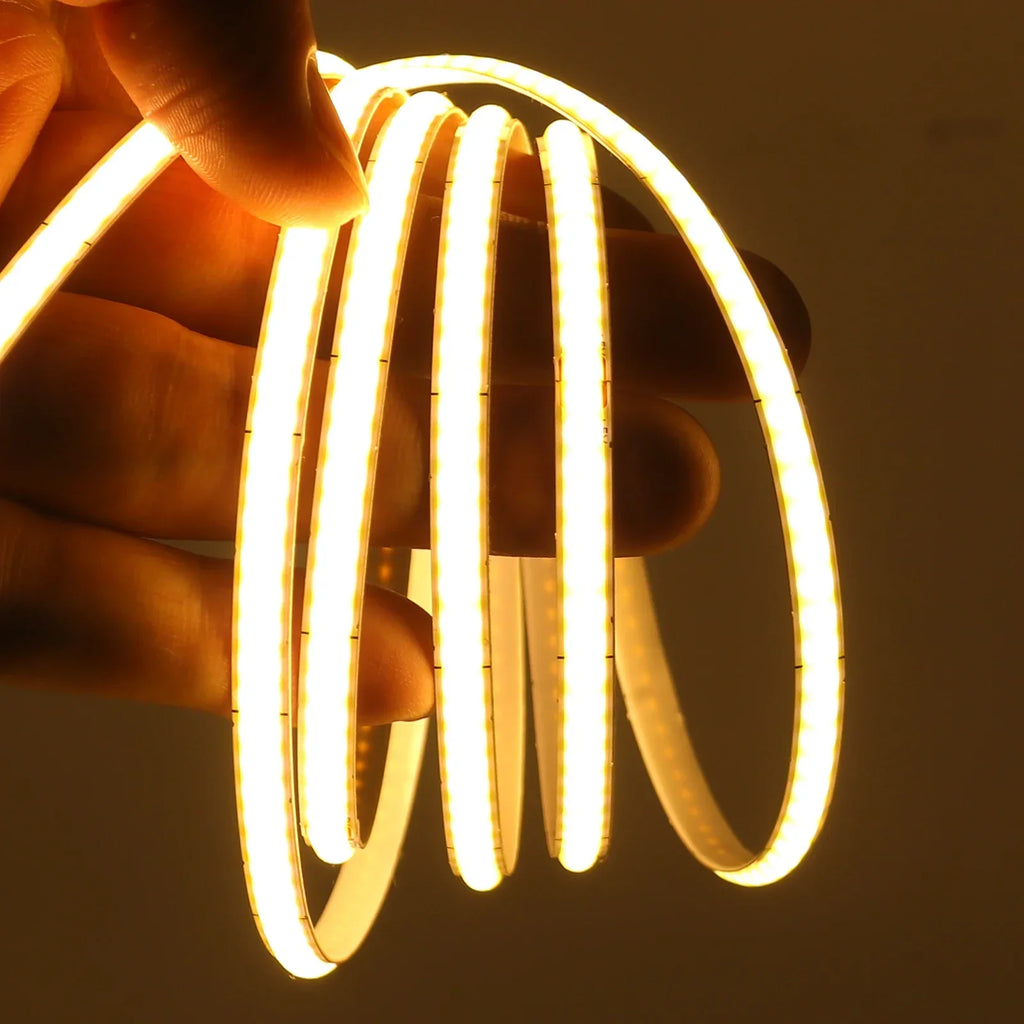 Tira LED flexible de luz cálida sostenida con la mano, iluminación moderna para hogar