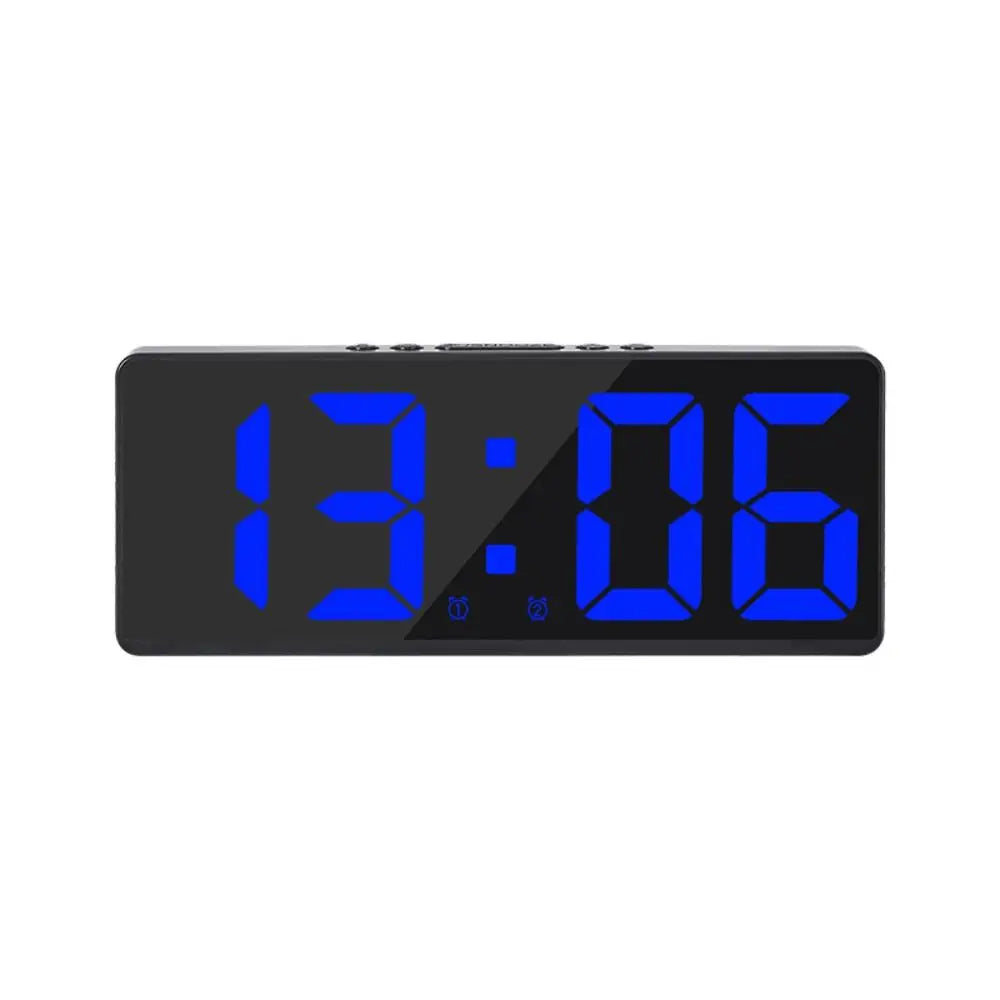 Reloj despertador digital moderno con pantalla LED azul para hogar inteligente