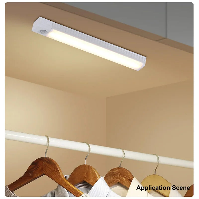 Luz LED blanca con sensor de movimiento instalada en armario, ideal para iluminación de interiores.