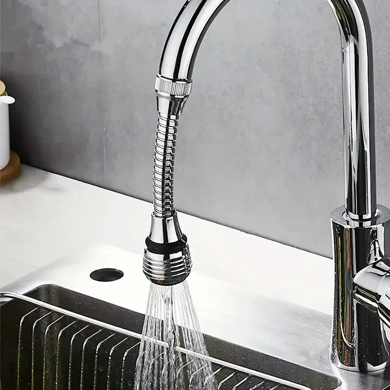 Grifo de cocina cromado con manguera flexible y chorro de agua en fregadero moderno