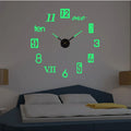 Reloj de pared decorativo con números luminosos en dormitorio moderno, ideal para hogar.