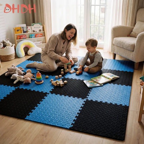 Madre e hijo juegan sobre alfombra de espuma EVA azul y negra en sala moderna con juguetes educativos.