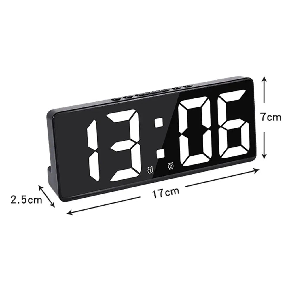 Reloj despertador digital LED negro con pantalla grande y dimensiones 17x7x2.5 cm