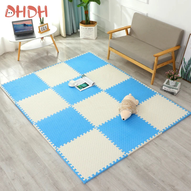 Alfombra de rompecabezas de espuma azul y beige en sala moderna, ideal para hogar y niños.