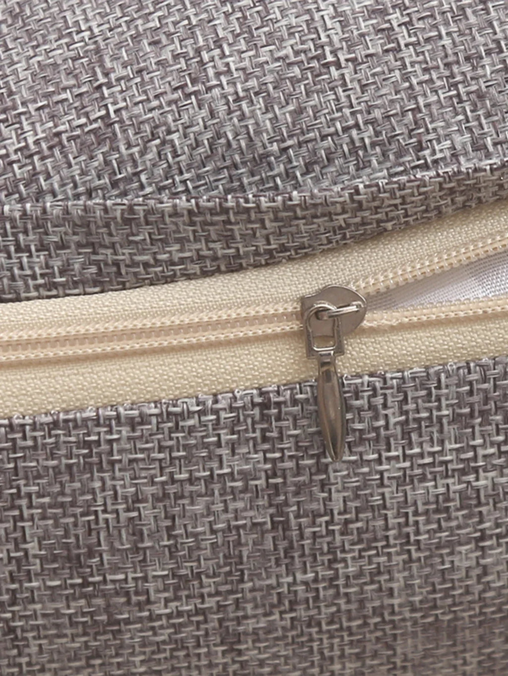 Cierre de cremallera en bolso o cojín de tela gris textura tejida, detalle de accesorio para el hogar