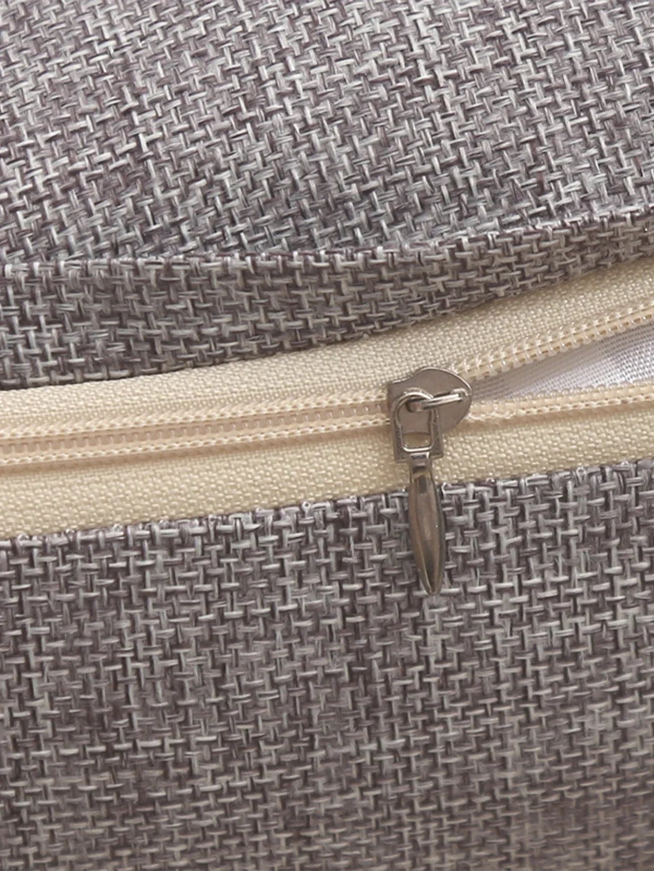 Cierre de cremallera en bolso o cojín de tela gris textura tejida, detalle de accesorio para el hogar