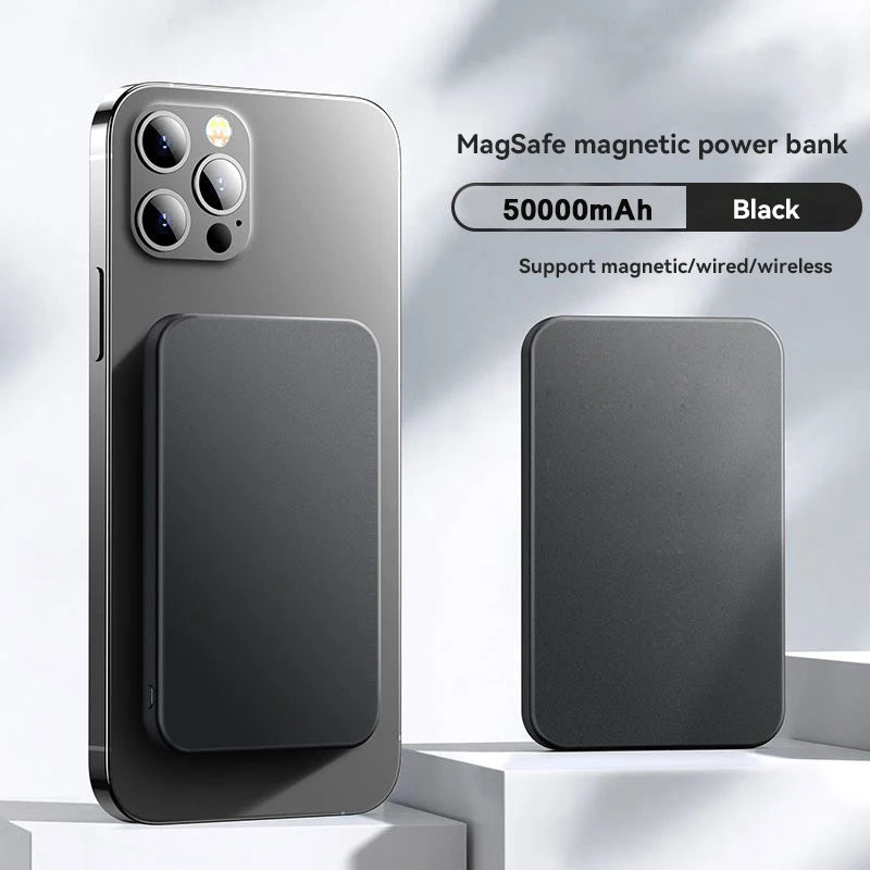 Power bank magnética negra de 50000mAh compatible con MagSafe, cargando un smartphone moderno.