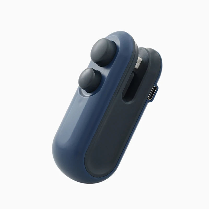 Gadget tecnológico portátil azul marino con botones y puerto USB-C para el hogar moderno