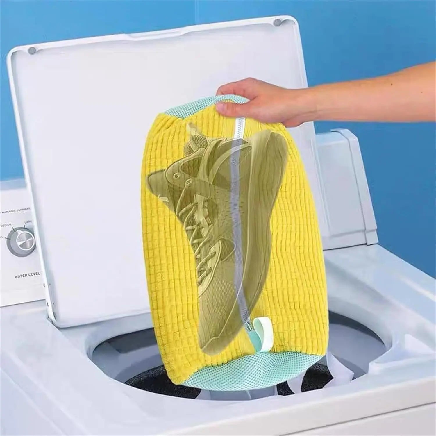 Bolsa amarilla para lavar zapatos en lavadora, accesorio práctico para limpieza del hogar.