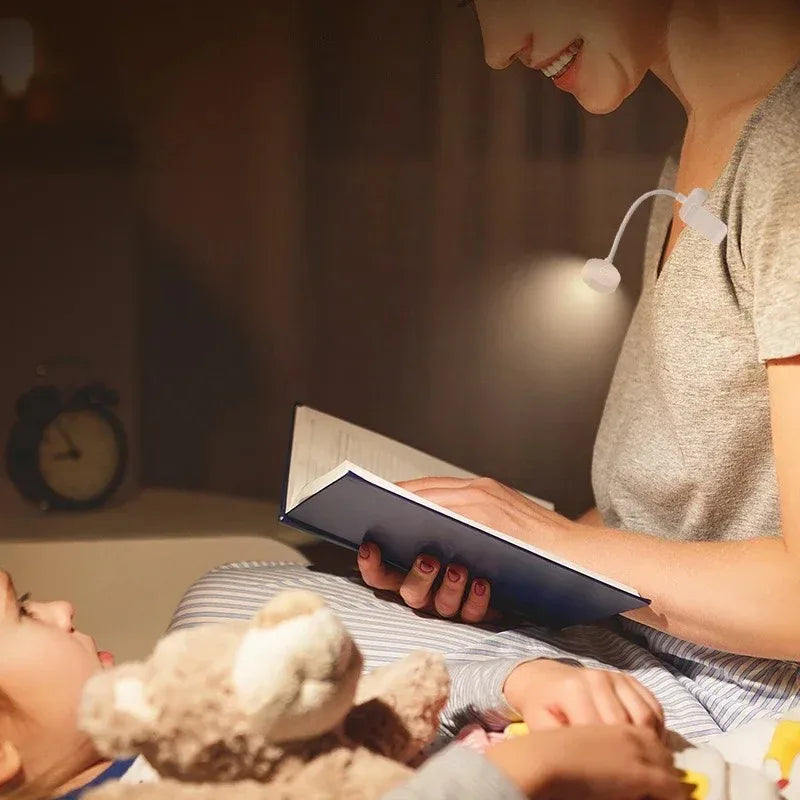 Lámpara LED portátil de cuello usada para leer en la cama con luz cálida y cómoda.