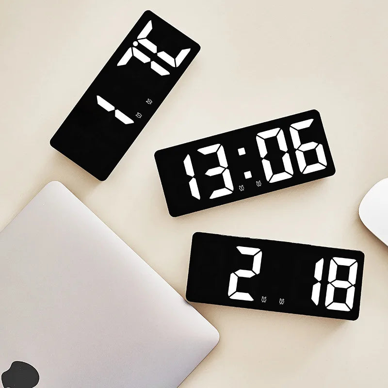 Relojes digitales LED en negro para escritorio, ideales para oficinas y hogares modernos
