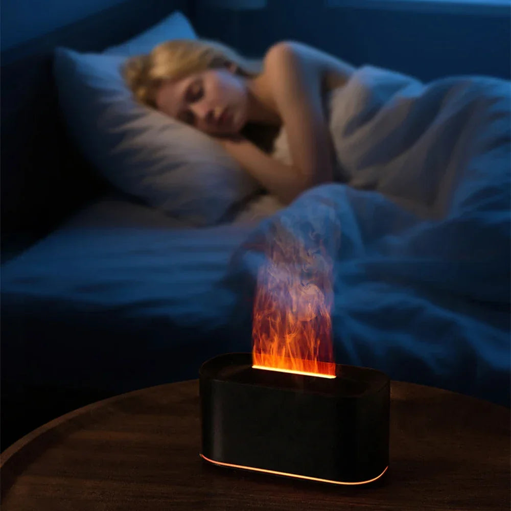 Difusor de aroma LED con efecto llama sobre mesa, ideal para dormitorio moderno y relajación nocturna.