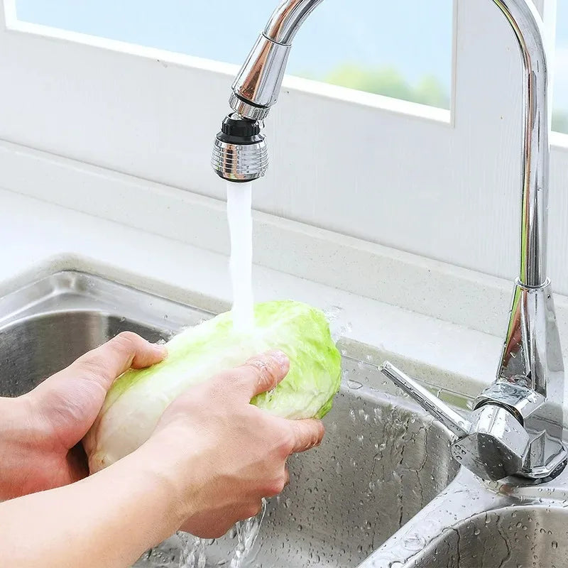 Manos lavando lechuga bajo grifo de cocina con boquilla de ahorro de agua