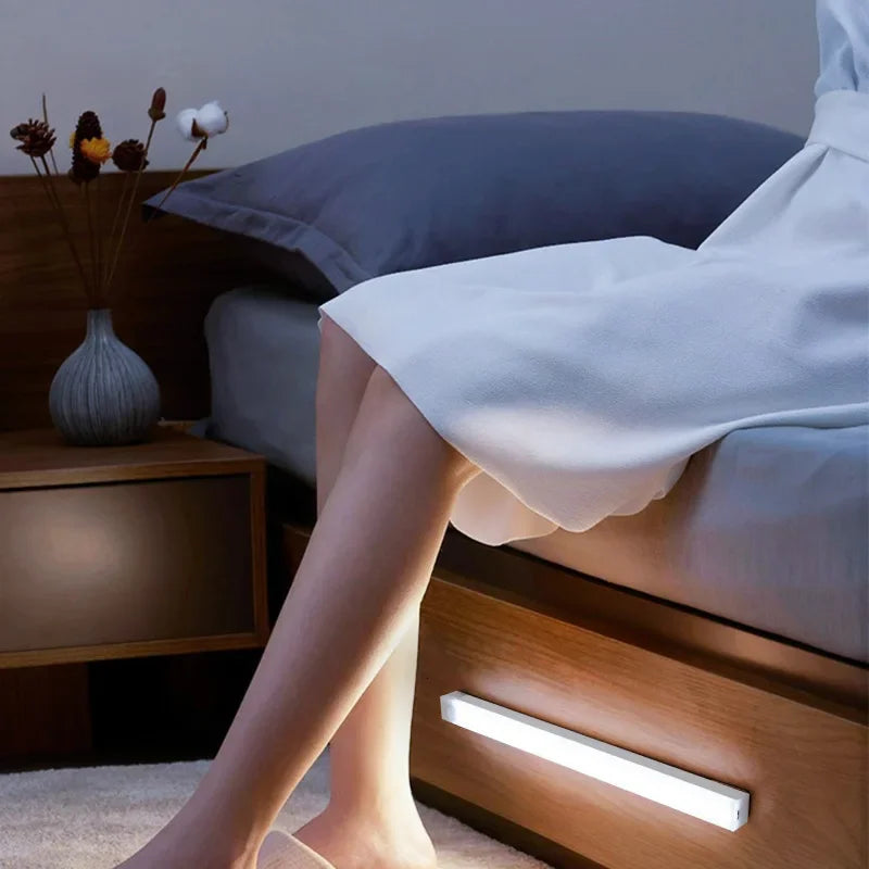 Luz LED para dormitorio instalada en la base de cama, ideal para iluminación nocturna moderna