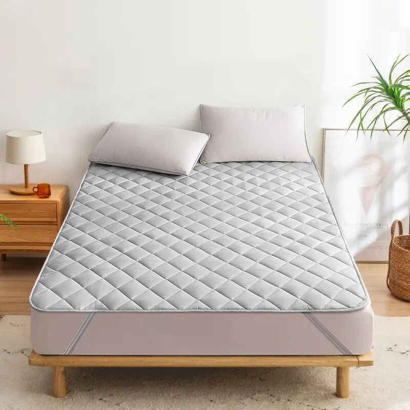 Colchón con cubre colchón gris acolchado en dormitorio moderno, decoración minimalista, cama de madera, almohadas grises, accesorio para el hogar.