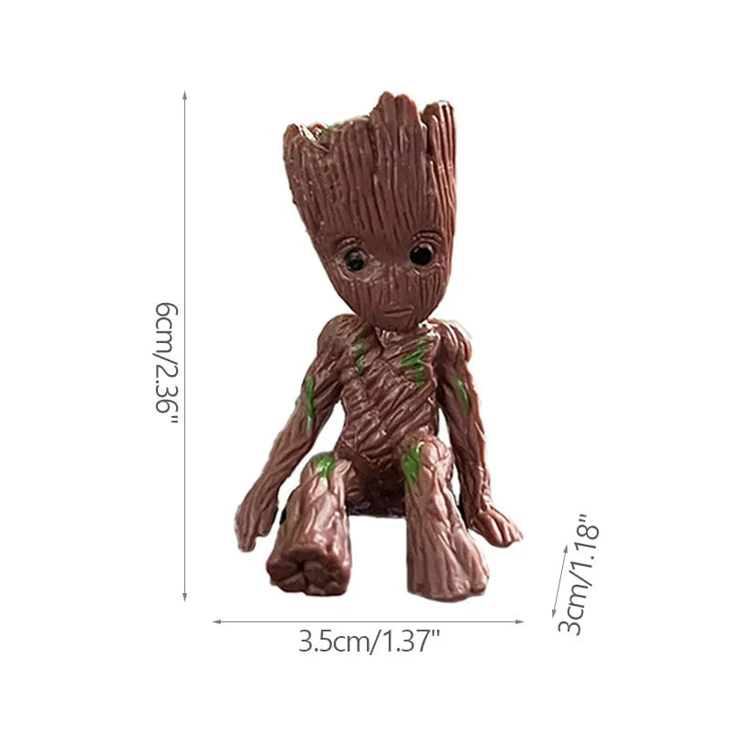 Figura decorativa de árbol pequeño marrón, estilo caricaturesco, con medidas 6x3.5x3 cm.