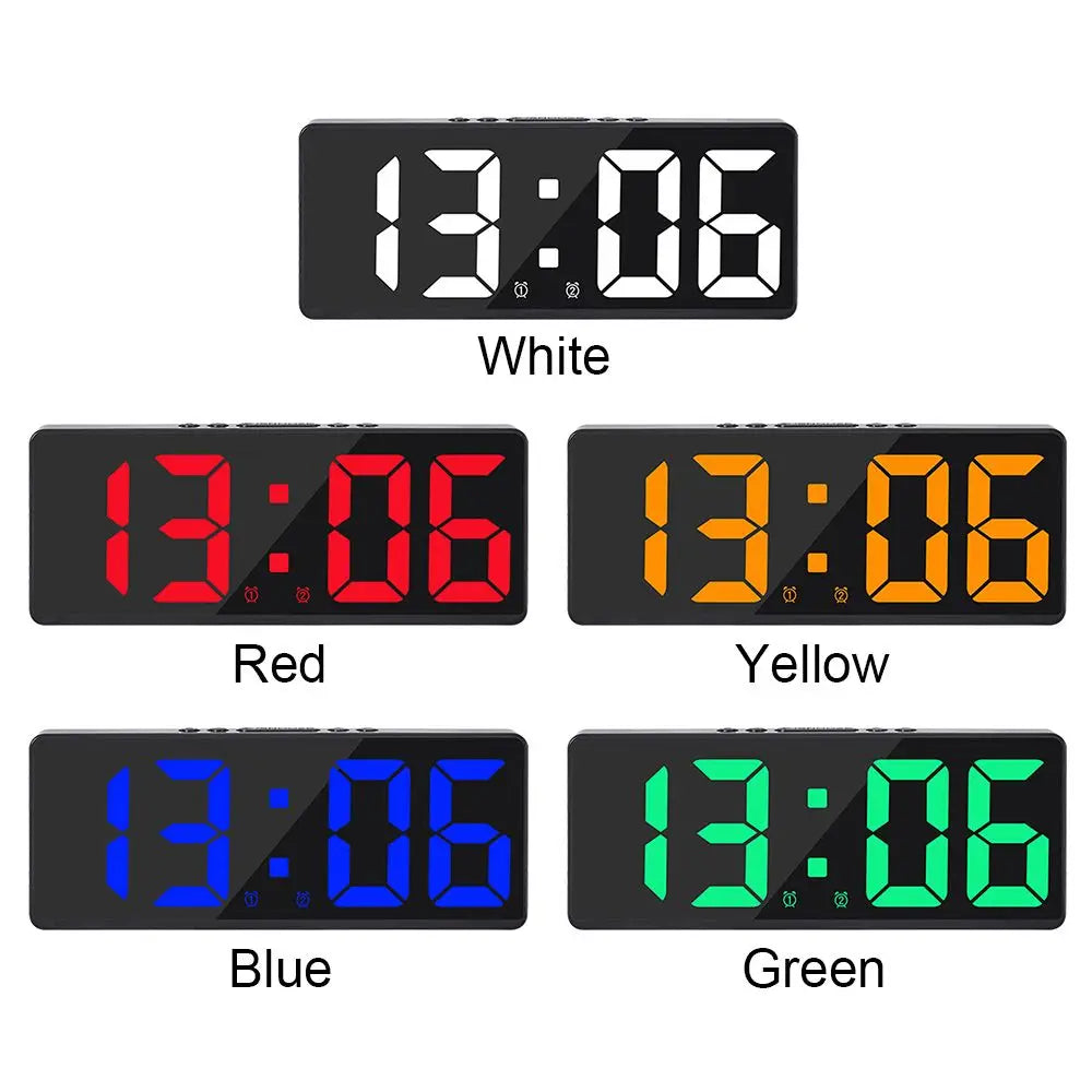 Reloj digital LED rectangular con pantalla grande, disponible en blanco, rojo, amarillo, azul y verde.