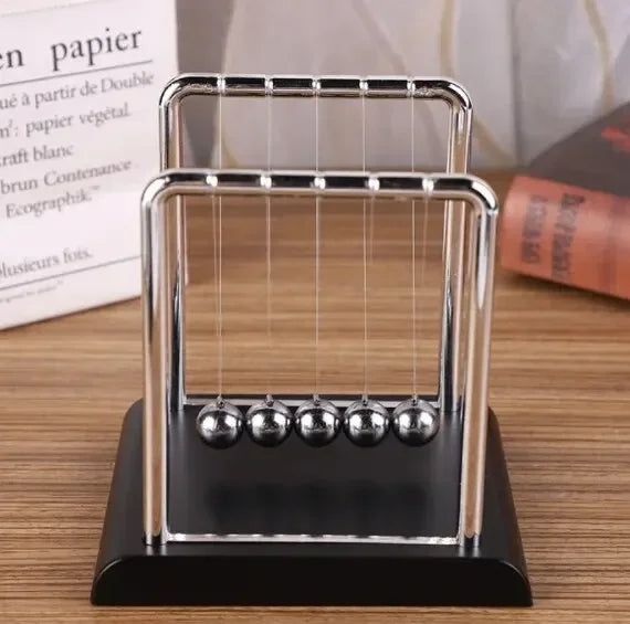 Péndulo de Newton de escritorio moderno con base negra, ideal para decoración de oficina o hogar.