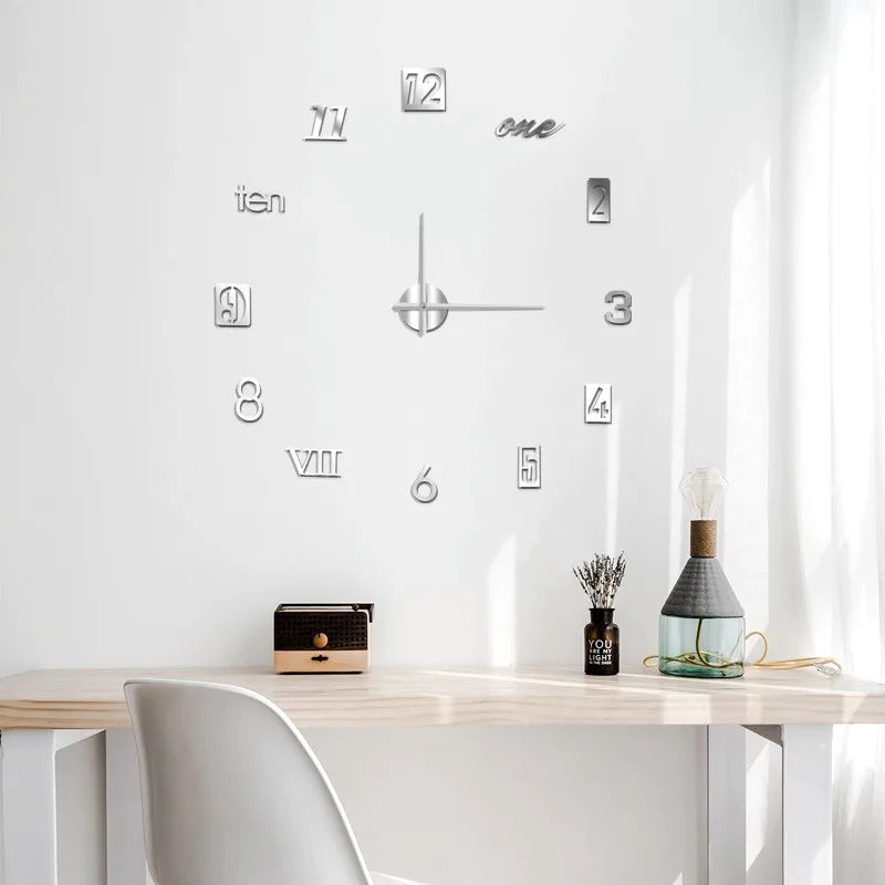 Reloj de pared moderno decorativo en números plateados sobre pared blanca, escritorio minimalista, hogar moderno.
