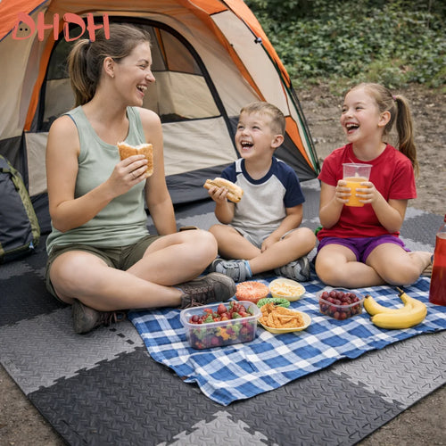 Familia disfrutando picnic en campamento al aire libre con frutas, jugo y tienda de campaña.
