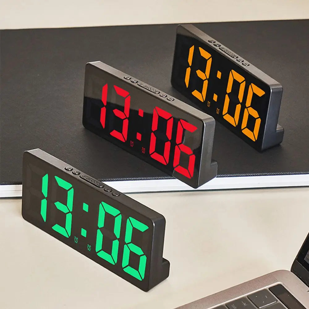Relojes digitales LED de escritorio con pantalla grande en colores rojo, verde y naranja, ideales para oficina o hogar moderno.