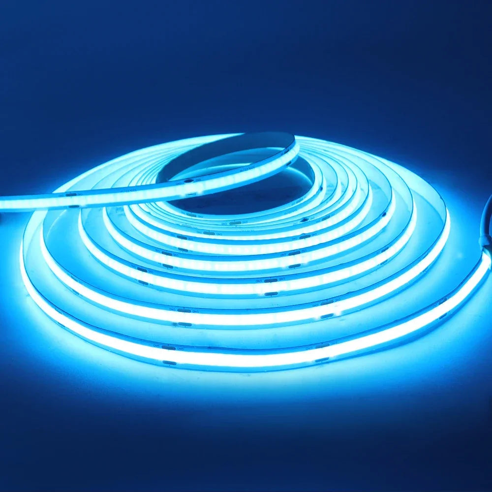 Tira de luz LED azul brillante enrollada, ideal para iluminación decorativa en el hogar