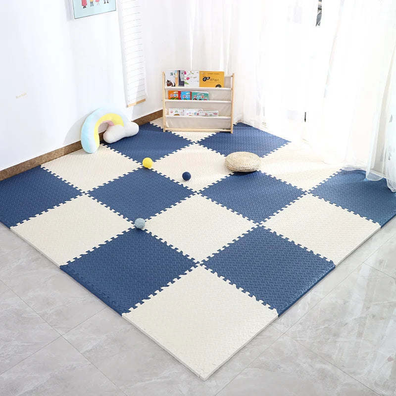 Alfombra de juego acolchada azul y beige en habitación infantil con juguetes y librero de madera.