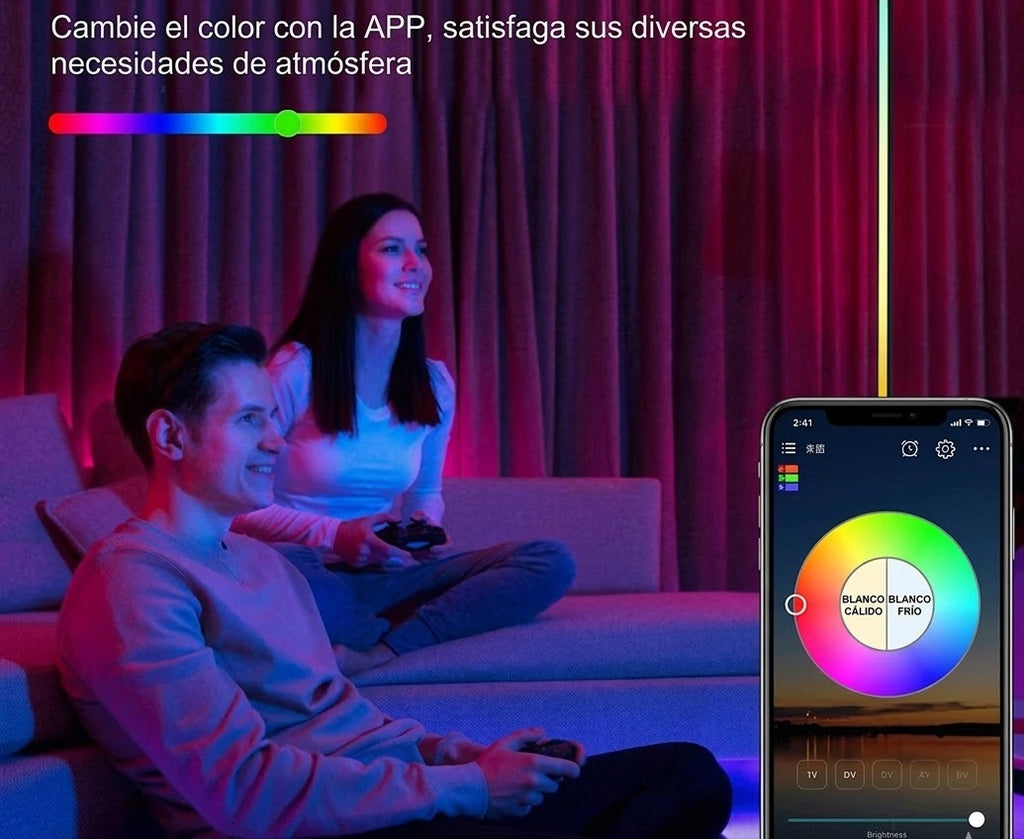 Pareja jugando videojuegos en sala moderna con iluminación LED RGB controlada por app móvil