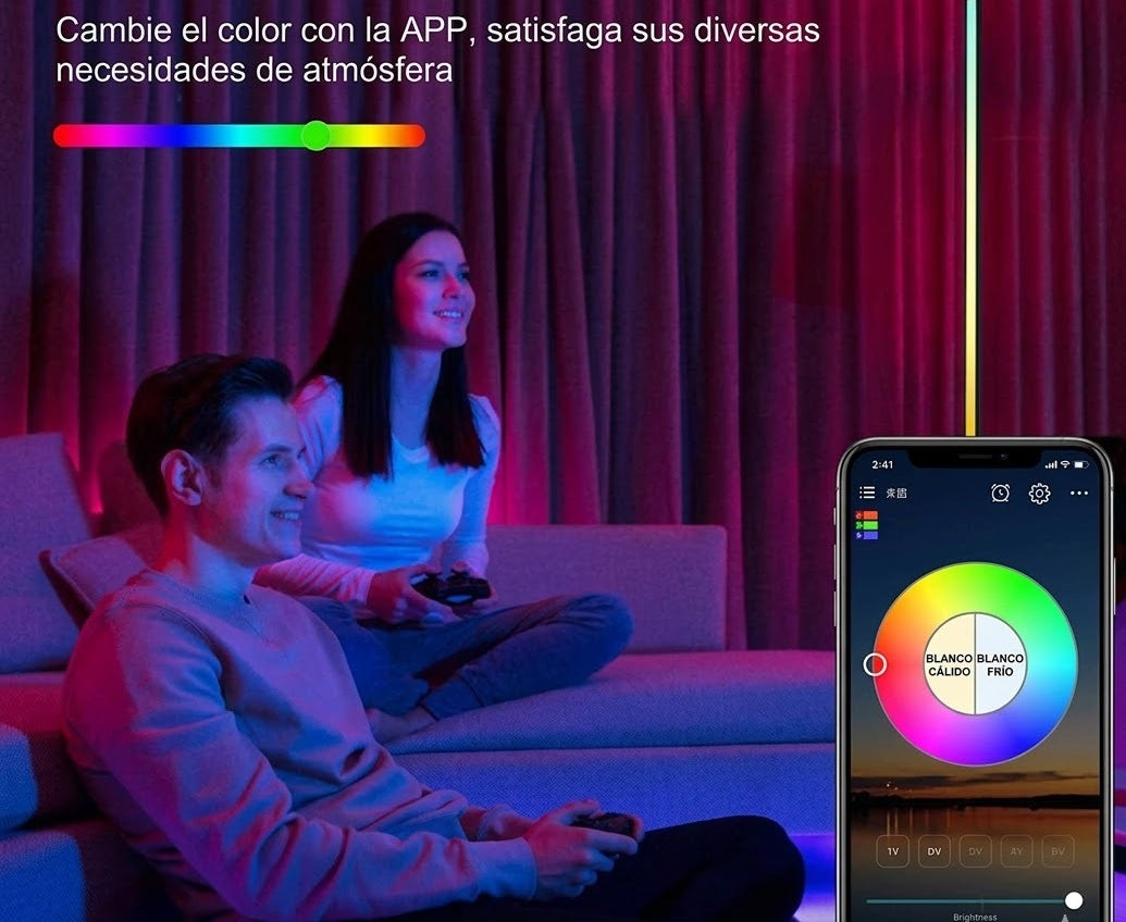 Pareja jugando videojuegos en sala moderna con iluminación LED RGB controlada por app móvil